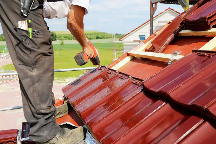 Comment réparer quelques tuiles sur une toiture après des orages ?, Saujon, SD COUVERTURE
